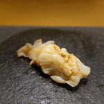 すし 中靜 - ホッキ貝　この包丁ワークが凄いです。