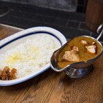 欧風カレー インディラ - ■チキンカレー (中辛) ¥1.600