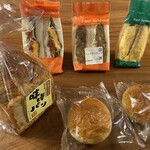 グリムハウス - 購入した品々、左から味噌パン、マドモアゼル、メンチカツサンド、みそエッグサンド　手前２つファイバーロール