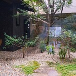 三日月氷菓店 - カウンター席から見える坪庭の景色〜!!( ^o^)ﾉ