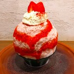 京かき氷 つみき - かき氷に、甘いいちごミルクがかかっており、その上から、果実感と酸味のある濃厚ないちごシロップがラインのようにかかっていて、マスカルポーネクリームといちごが盛り付けられている〜!!( ^o^)ﾉ
