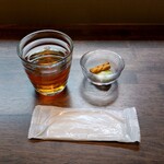 三日月氷菓店 - 最初に出てきた熱いお茶とお菓子〜!!( ^o^)ﾉ