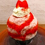 京かき氷 つみき - 甘いいちごミルクといちごの果実感と酸味を感じられるいちごシロップの部分を食べ分けることにより味の変化が楽しめ、また、マスカルポーネクリームを絡めて食べるとめちゃめちゃ美味しい〜!!( ^o^)ﾉ