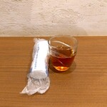 京かき氷 つみき - 最初に出てきた熱いお茶と冷たいおしぼり〜!!( ^o^)ﾉ