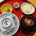 炭焼 うな富士 大阪梅田店 - 丼は、うざく、お吸物、お漬物、刻みわさびが付いてきます