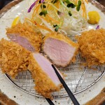 とんかつ 鉄 - ヒレカツの断面。ほんのり赤く、ジューシーです。