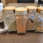 とんかつ 鉄 - 色々なお塩でいただけます。