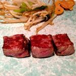 弥勒 - 肉は少しずつ数回に分けて提供