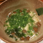鮨匠 のむら - 豆腐となめこの味噌汁。