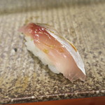 鮨匠 のむら - しまあじ握り。