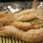 鮨匠 のむら - しゃこは生きたものを水槽から出して茹でます。