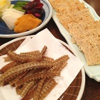 新宿 うなぎ菊川 - お新香
                骨せんべい
                たたみいわし
                
                ビールにも冷酒にも合うおつまみ。