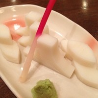 新宿 うなぎ菊川 - 板わさ
                  
                  切り方が面白い。