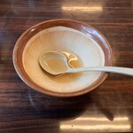 こまどり - 味噌ラーメンの薄めスープ。　小丼で提供されます。　　　　使いませんでした。　極少量です。