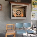 こまどり - 冷房は無い待ち席。　灰皿完備。