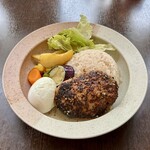 バルバルキッチンアメリ - ランチ：ピビンパ風ハンバーグ(¥1,400)
      たっぷりの野菜に半熟玉子とごはん。ただ、前回あったナムル風の青菜と人参の和え物が無くなり、いよいよピビンパから離れてしまった感あり。