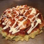 船橋こてがえし - スタミナ系お好み焼き♬

豚肉にニラ、ネギなどのスタミナ系具材のわりに、後乗せキムチがあっさりした風味に。

これは美味しい‼︎
また食べたい‼︎