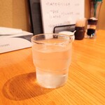 やぶ善 - 着席後すぐに提供してくれる、冷たいお水。