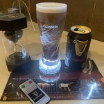 手打ち蕎麦 雷鳥 - グラス下のランプが光り、泡が落ちていく様が幻想的