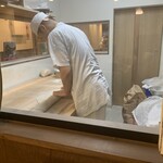 手打ち蕎麦 雷鳥 - カウンター越しの蕎麦打ち部屋