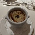 316592554 - スープはトリユフの香りのじゃがいもとグリュイエールチーズのクリームスープです。