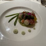 316592547 - 食事は前菜が天使のエビと帆立貝柱とハモンセラーノを菜園風に仕上げた料理にバジルの香りのマスカルポーネソースでいただきました。