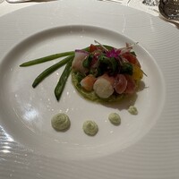 ホテル日航福岡 - 食事は前菜が天使のエビと帆立貝柱とハモンセラーノを菜園風に仕上げた料理にバジルの香りのマスカルポーネソースでいただきました。