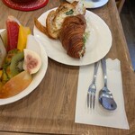 フルーフ・デゥ・セゾン - クロワッサンサンド(ツナ)