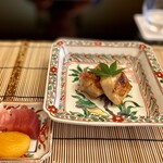 よし町 - 奥久慈しゃも炭火焼き・もも・胸・あしらい(杏子蜜煮、赤玉葱土佐酢漬け) 