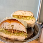 café paro paro - AVOKADOの上の層のSOYに入った荒砕きのナッツが良い仕事をしています。