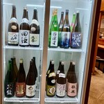 男はつらい - 平日だったので自重しましたが、日本酒は豊富に並んでいた