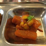 インド料理 パリワル - これは爽やか♪大根、枝豆入りトマトのアチャール