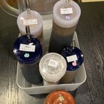 厚切りレアとんかつ やまとん - テーブル上の調味料