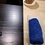 島津 - 青いおしぼりとガリ