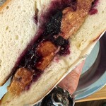 café paro paro - 自家製ピーナッツバターの荒砕きピーナッツが香ばしく、ブルーベリーの粒の食感の層がとても良く旨い。