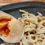 中華そば専門 とんちぼ - 煮玉子割ってみた