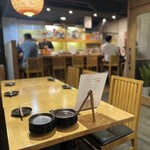 酒場COGAO - 木の温もりを感じる店内