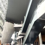 ウエスト青山ガーデン - 国立新美術館の中　どことなく京都駅と似た印象を受けます(о´∀`о)