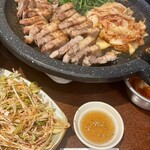 新大久保韓食堂 - ミナリサムギョプサル