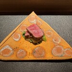 銀座 有涯 - 天草黒牛ヒレの藁焼き　◎◎
      しっとり火入れしたものを、レタス（軽井沢）の藁焼き、実山椒、黒七味と一緒に