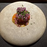 銀座 有涯 - 鮪（鳥取）のお造り（赤身、トロ）　◎
      玉ねぎのソース、紫蘇の花を添えて