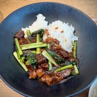 ブリル飯店 - 2025.8.  牛バラ肉のあんかけご飯