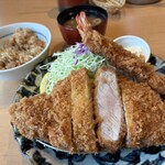 厚切りとんかつ よし平 - 料理写真:厚切りロースかつ180g