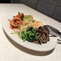 Yakiniku BarBies - キムチ ナムル盛り合わせ