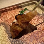 備長炭焼鳥 鳥しげ - 手羽のにんにくの芽巻き