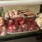 焼鳥 酉たけ - カウンター前ショーケース