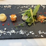 ソンブルイユ TOKYO - ズワイガニのタルタルと天使のエビ　サーモン・ミキュイ　各種香味野菜　フランボワーズのヴィグネット