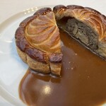 ソンブルイユ TOKYO - 鴨とフォアグラのパイ包焼き　グリンペッパーのソース