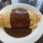 グリル 小宝 - オムライス小920円。こちらはケチャップではなく、オリジナルの自家製ソースがかかっている。