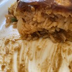 グリル 小宝 - オムライス断面図。玉ねぎ、グリンピース、鶏肉ではなくて珍しく豚肉？らしきものが入ってました。味はもちろん美味しい。